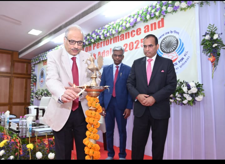छत्तीसगढ उच्च न्यायालय के मुख्य न्यायाधीश श्री न्यायमूर्ति रमेश सिन्हा ने राष्ट्रीय लोक अदालत में उत्कृष्ट प्रदर्शन करने वालों को किया सम्मानित